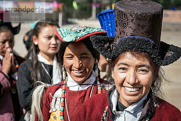 Ladakh  Indien  4. September 2018: Porträt einer lächelnden ethnischen indischen Frau in traditioneller Kleidung auf einem Fest in Ladakh. Illustrativer Leitartikel  Asien