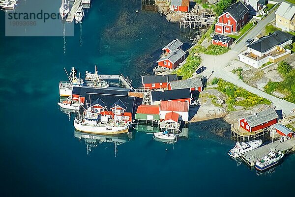 Luftaufnahme des Hafens und der Häuser der Ureinwohner auf den Lofoten in der Nähe des Berges Reinebringen in Norwegen