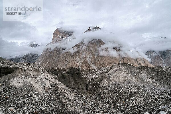 Majestätische Formationen des Baltoro Gletschers im Karakoram Gebirge in Pakistan an einem bewölkten Tag