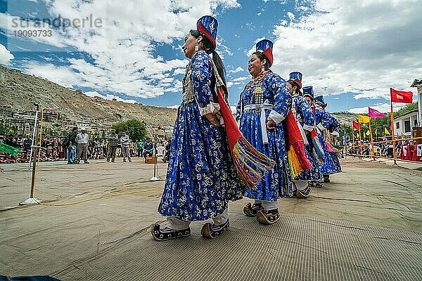 Ladakh  Indien  4. September 2018: Gruppe von Frauen in traditionellen Kostümen tanzen auf einem Fest in Ladakh. Illustrativer Leitartikel  Asien