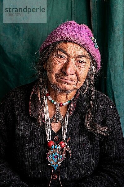 Ladakh  Indien  29. August 2018: Porträt eines einheimischen alten Mannes mit traditionellen Halsketten in Ladakh  Indien. Illustrativer Leitartikel  Asien