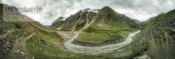 Panorama eines Baches in den Bergen von Kaschmir in Indien an einem bewölkten Tag