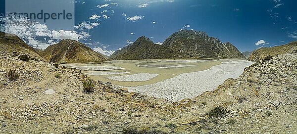 Panorama eines schönen Tals im Karakoram Gebirge in Pakistan  an einem sonnigen Tag