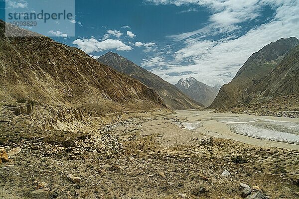 Malerisches Tal auf dem Weg zum K2 Basislager im Karakorumgebirge Pakistan