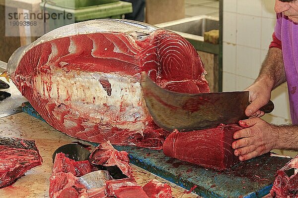 Verkäufer von Thunfisch (Thunus thynnus)  Filet  Messer  Markthalle  Funchal  Insel Madeira