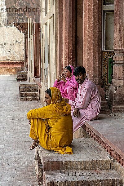 Lahore  Pakistan  5. August 2018: Einheimische Familie sitzt auf der Straße in Lahore  Pakistan. Illustrativer Leitartikel  Asien