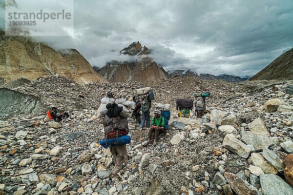 Karakoram  Pakistan  24. Juli 2018: Sherpas mit schweren Lasten beim Ausruhen im Karakoram Gebirge in Pakistan. Illustrativer Leitartikel  Asien