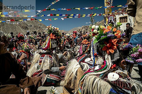 Ladakh  Indien  29. August 2018: Darsteller in traditionellen bunten Kostümen spielen und tanzen in Ladakh  Indien. Illustrativer Leitartikel  Asien