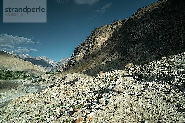 Landschaftlich reizvoller Wanderweg im Karakorumgebirge Pakistan  der zum K2 Basislager führt