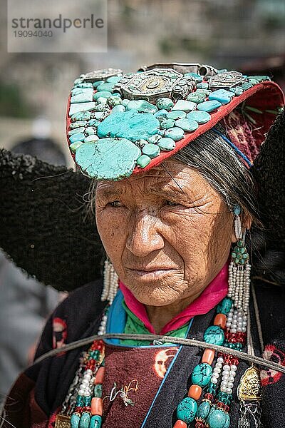 Ladakh  Indien  4. September 2018: Porträt einer alten ethnischen indischen Frau in traditioneller Kleidung auf einem Fest in Ladakh. Illustrativer Leitartikel  Asien