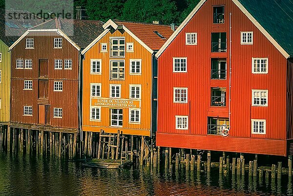 Traditionelle bunte Holzhäuser auf dem Wasser in Trondheim in Norwegen