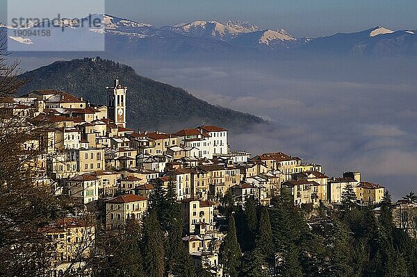 Der Walfahrtsort Santa Maria del Monte als Ziel des Sacro Monte di Varese (heiliger Berg von Varese)  Lombardei  Italien  Europa