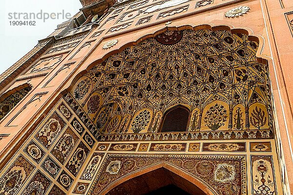 Wunderschön dekoriertes Tor zur Badshahi Moschee in Lahore  Pakistan  Asien