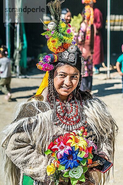 Ladakh  Indien  29. August 2018: Porträt einer jungen einheimischen Frau in traditioneller bunter Tracht in Ladakh  Indien. Illustrativer Leitartikel  Asien
