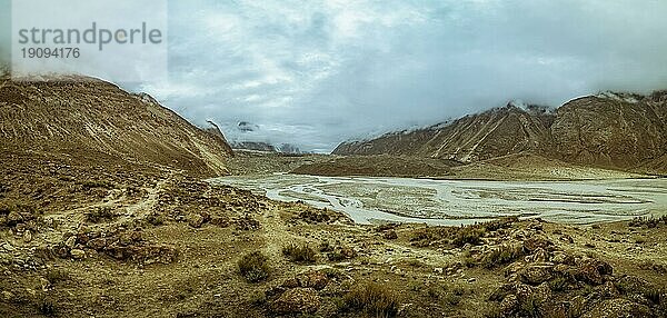 Bewölkter Tag im Karakoram Gebirge im Tal vor dem K2 Basislager