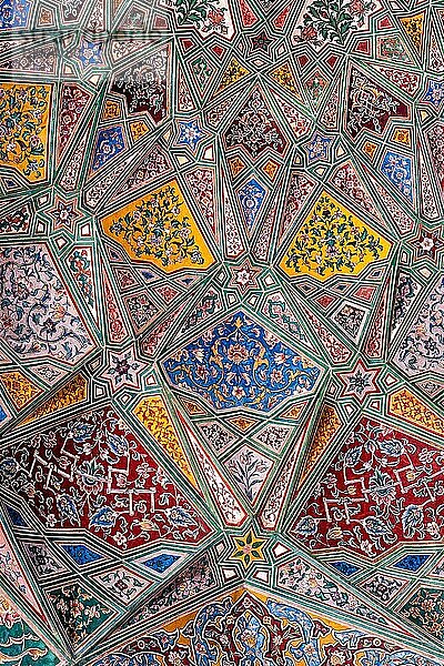 Historische Decke mit farbenfrohen Verzierungen in der Wazir Khan Moschee  Pakistan  Asien