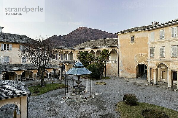 Blick zum Palast des Pilatus mit davor liegendem Brunnen auf dem zur Gegenreformation geschaffenen Sacro Monte di Varallo. UNESCO Weltkulturerbe