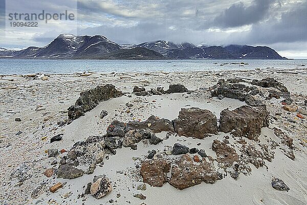 Überreste von Blubberöfen aus dem 17. Jahrhundert von holländischen Walfängern in Smeerenburg auf der Insel Amsterdam  Amsterdamøya  Svalbard  Spitzbergen  Norwegen  Europa