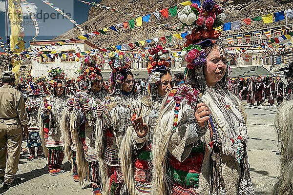 Ladakh  Indien  29. August 2018: Tänzerinnen in traditionellen Kostümen in Ladakh  Indien. Illustrativer Leitartikel  Asien