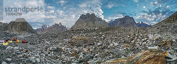 Lagerplatz einer Trekkinggruppe zum K2 Basislager im Karakorumgebirge Pakistan