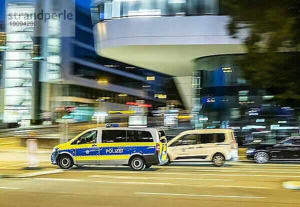Polizeifahrzeug bei Nacht vor urbaner Umgebung  Mitzieher  Stuttgart  Baden-Württemberg  Deutschland  Europa