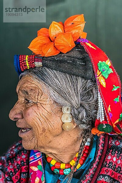 Ladakh  Indien  29. August 2018: Porträt einer alten einheimischen Frau mit traditionellem bunten Hut in Ladakh  Indien. Illustrativer Leitartikel  Asien