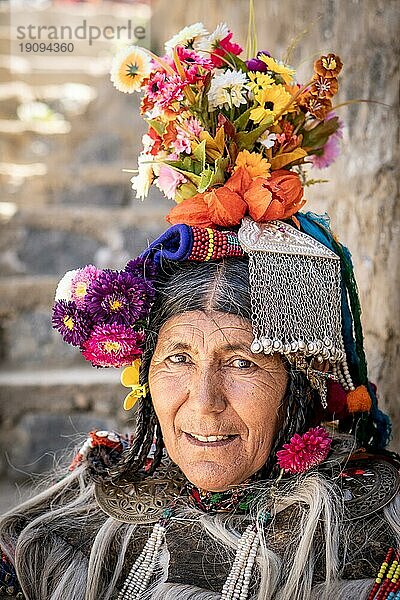 Ladakh  Indien  29. August 2018: Porträt einer einheimischen älteren Frau mit traditionellem Blumenhut in Ladakh  Indien. Illustrativer Leitartikel  Asien