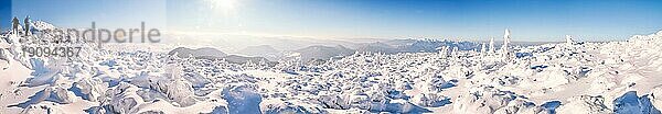 Panoramabild der idyllischen Winter auf dem Gipfel der Berge in der Slowakei. Schöner sonniger Tag und Haufen von Schnee bedeckt die Felsen und Bäume