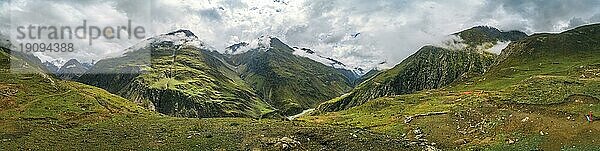 Panoramablick auf grüne Berghänge in Kaschmir  Indien  Asien