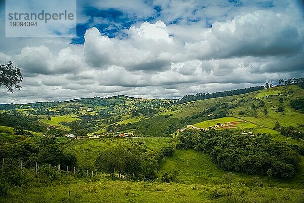 Landschaftliche Ansicht von Grün auf dem Land mit Häusern in der Ferne in Socorro in Brasilien