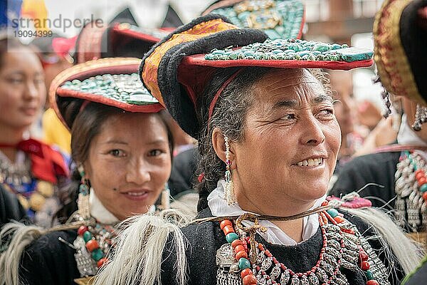 Ladakh  Indien  4. September 2018: Einheimische Frauen führen auf einem Festival in Ladakh Tänze in traditionellen Kostümen auf. Illustrativer Leitartikel  Asien