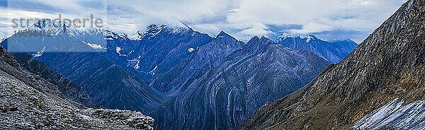 Panoramablick auf die majestätischen Berge von Kaschmir in Indien