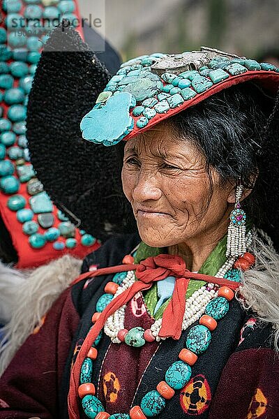 Ladakh  Indien  4. September 2018: Porträt einer alten ethnischen indischen Frau in traditioneller Kleidung auf einem Fest in Ladakh. Illustrativer Leitartikel  Asien