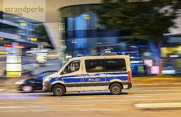 Polizeifahrzeug bei Nacht vor urbaner Umgebung  Mitzieher  Stuttgart  Baden-Württemberg  Deutschland  Europa