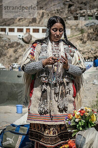 Ladakh  Indien  29. August 2018: Porträt einer einheimischen jungen Frau in traditioneller Tracht in Ladakh  Indien. Illustrativer Leitartikel  Asien