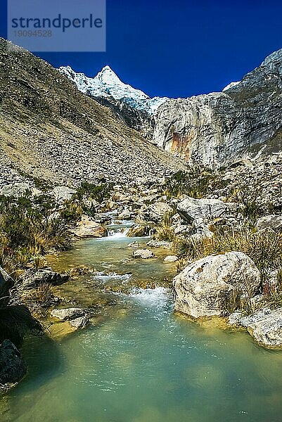 Foto von Alpamayo  Gipfel in der Cordillera Blanca der peruanischen Anden und Fluss im Parque Nacional Huascaran in Südamerika