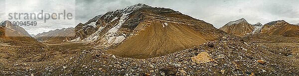 Malerisches Panorama von hohen Bergen in Kaschmir  Indien  Asien