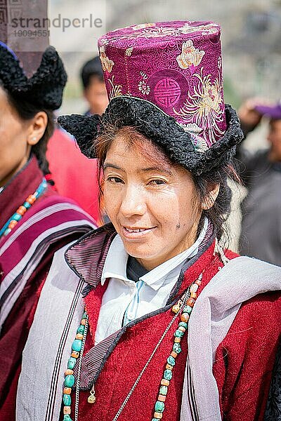 Ladakh  Indien  4. September 2018: Porträt einer ethnischen indischen Frau in traditioneller Kleidung auf einem Fest in Ladakh. Illustrativer Leitartikel  Asien