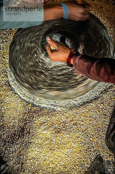 Foto einer Getreideschleuder aus Stein  die von Menschen in Beni in Nepal benutzt wird