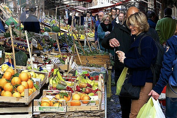 Enge Marktgasse  Kunden  Obstkisten  Märkte  unter freiem Himmel  Palermo  Hauptstadt  Sizilien  Italien  Europa