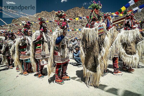 Ladakh  Indien  29. August 2018: Darsteller in traditionellen Kostümen spielen und tanzen in Ladakh  Indien. Illustrativer Leitartikel  Asien