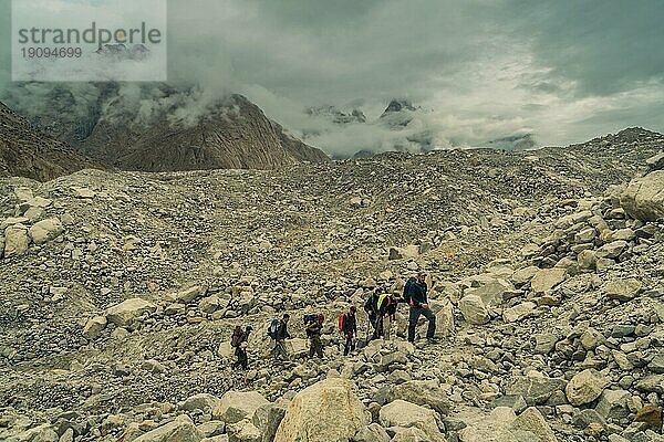 Karakoram  Pakistan  24. Juli 2018: Organisierte Gruppe von Wanderern  die zum K2 Basislager in der Karakoram Bergkette in Pakistan klettern. Illustrativer Leitartikel  Asien