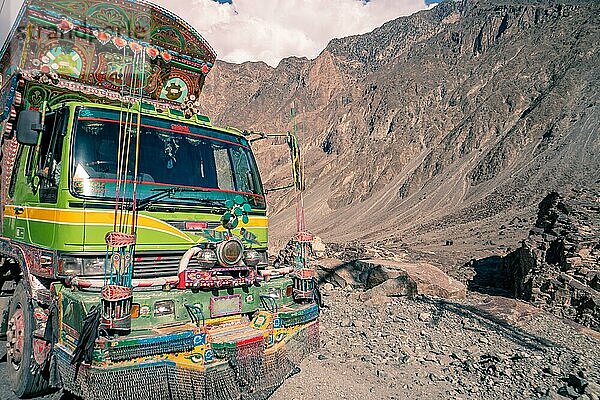 Dekorierter Lastwagen auf gefährlicher Straße in den Bergen von Pakistan