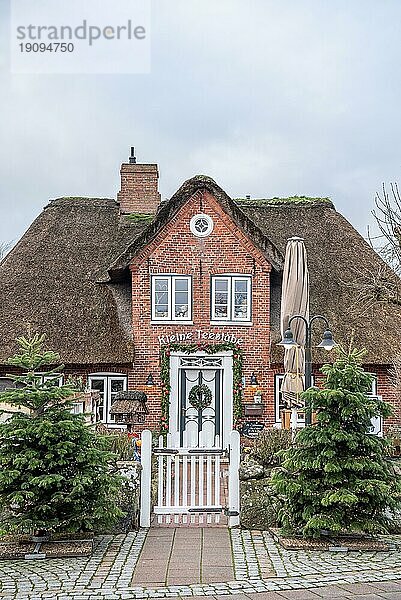 Weihnachtlich geschmücktes Reetdachhaus in Schleswig Holstein