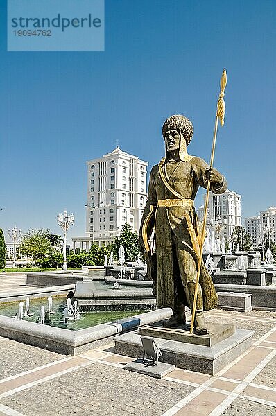 Foto der großen Statue eines Mannes mit einem goldenen Speer auf einem Platz in Aschgabat in Turkmenistan