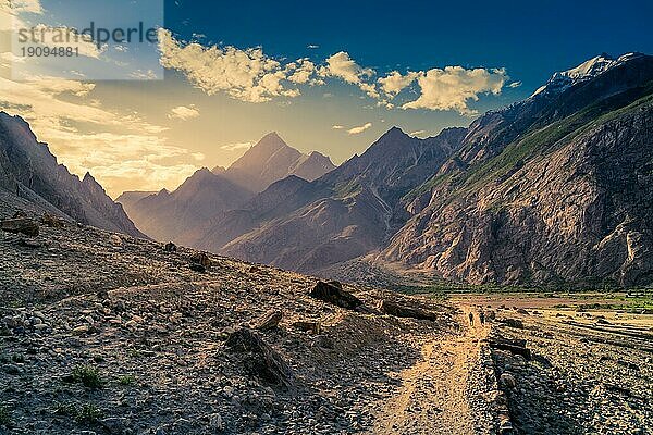 Pfad zum K2 Basislager im Karakorumgebirge in Pakistan