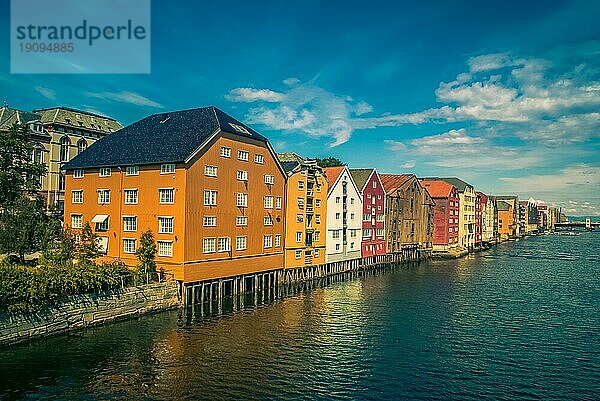 Foto einer Reihe traditioneller bunter Häuser am Wasser in Trondheim in Norwegen