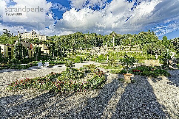 Villa mit Park oder Garten  Villa Garzoni  Giardino Garzoni  Collodi  Pescia  Provinz Pistoia  Toskana  Italien  Europa