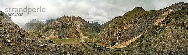Schönes Panorama von Tal mit warefall in Kaschmir Berge in Indien auf bewölktem Tag