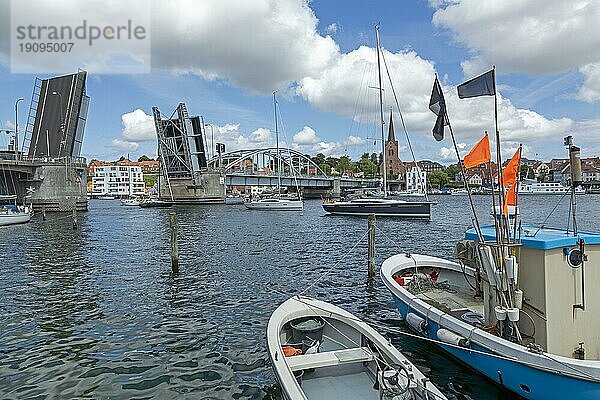 Hochgeklappte Klappbrücke  König Christian X. Brücke  Sønderborg  Syddanmark  Dänemark  Europa